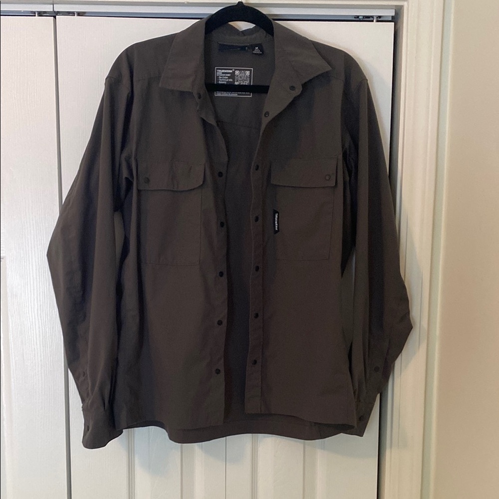 Truewerk men’s medium gray long sleeve snap front cloud shirt.